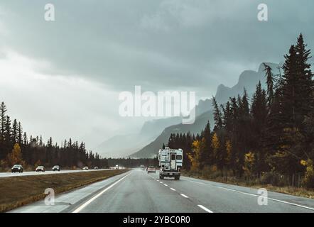 Vista sulle montagne viaggiando sull'autostrada attraverso Banff, Canada. Foto Stock