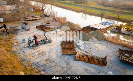 Sopra la vista dell'escavatore e del carro attrezzi, essi devono estrarre parte del letto, della chiatta, della costa fluviale, della cassazione, della nave di smantellamento, taglio r Foto Stock