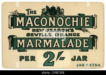 Cartellino pubblicitario originale per vetrina dell'epoca degli anni '1920 per la Marmalata arancione di Maconochie Seville. La carta mostra la vecchia valuta pre-decimale del prezzo del Regno Unito di due scellini (2/-) per barattolo. Il barattolo era "extra", quindi dovevi portarlo e riempirlo. La tessera risale al 1925-1927. Foto Stock