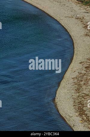 Eleganza aerea: Spiral Sand Beach . Lago di Ohrid nell'estate del 2023, Macedonia Foto Stock