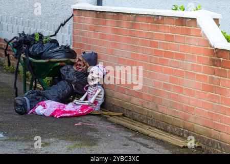 Poole, Dorset, Regno Unito. 18 ottobre 2024. Prepararsi per Halloween con gli spettrali a Poole, nel Dorset. L'hotel è arredato per Halloween. Fare una pausa, riposarsi! Crediti: Carolyn Jenkins/Alamy Live News Foto Stock