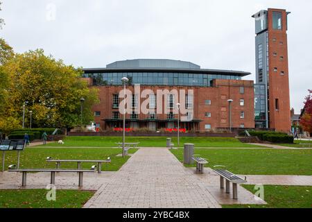 Il Royal Shakespeare Theatre (RST) (originariamente chiamato Shakespeare Memorial Theatre) a Stratford-upon-Avon Foto Stock