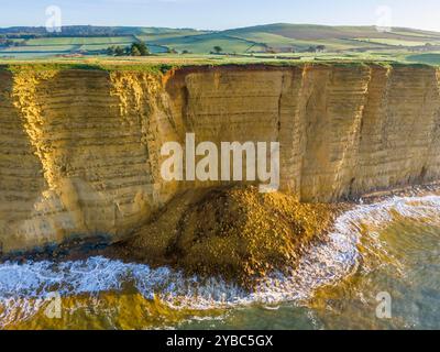 West Bay, Dorset, Regno Unito. 18 ottobre 2024. Meteo nel Regno Unito. Una grande scogliera a East Cliff a West Bay nel Dorset ha bloccato la spiaggia. Si crede che la caduta di ferro sia avvenuta ieri mattina. Queste iconiche scogliere della Jurassic Coast sono state erose a un ritmo crescente negli ultimi anni. Crediti fotografici: Graham Hunt/Alamy Live News Foto Stock