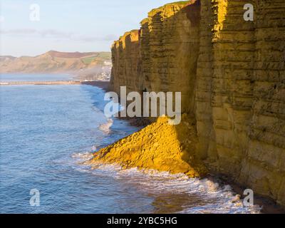 West Bay, Dorset, Regno Unito. 18 ottobre 2024. Meteo nel Regno Unito. Una grande scogliera a East Cliff a West Bay nel Dorset ha bloccato la spiaggia. Si crede che la caduta di ferro sia avvenuta ieri mattina. Queste iconiche scogliere della Jurassic Coast sono state erose a un ritmo crescente negli ultimi anni. Crediti fotografici: Graham Hunt/Alamy Live News Foto Stock