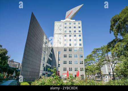 Kant-Dreieck, KapHag-Hochhaus mit Windsegel von Josef Paul Kleihues, Kantstraße, Charlottenburg, Charlottenburg-Wilmersdorf, Berlino, Deutschland *** Kant Dreieck, alto edificio KapHag con vela a vela di Josef Paul Kleihues, Kantstraße, Charlottenburg, Charlottenburg Wilmersdorf, Berlino, Germania Foto Stock