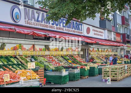 Türkischer Supermarkt mit Obst und Gemüse, Potsdamer Straße, Schöneberg, Tempelhof-Schöneberg, Berlino, Deutschland *** supermercato turco con frutta e verdura, Potsdamer Straße, Schöneberg, Tempelhof Schöneberg, Berlino, Germania Foto Stock