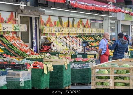 Türkischer Supermarkt mit Obst und Gemüse, Potsdamer Straße, Schöneberg, Tempelhof-Schöneberg, Berlino, Deutschland *** supermercato turco con frutta e verdura, Potsdamer Straße, Schöneberg, Tempelhof Schöneberg, Berlino, Germania Foto Stock