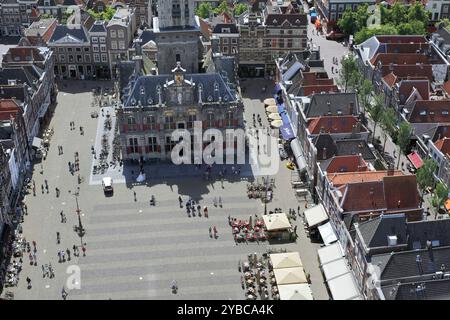 Una vista della Piazza del mercato a Delft con il Municipio al centro. Come si vede dalla torre della Chiesa nuova. Foto Stock