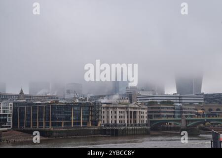 Londra, Inghilterra, Regno Unito. 18 ottobre 2024. La nebbia scende sulla City di Londra, il quartiere finanziario della capitale. (Credit Image: © Vuk Valcic/ZUMA Press Wire) SOLO PER USO EDITORIALE! Non per USO commerciale! Foto Stock