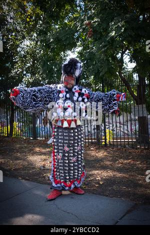 Un uomo di mezza età del gruppo di danza Manusos USA posa per una foto prima della Festa dei Domenicani a Jackson Heights, Queens, New York. Foto Stock