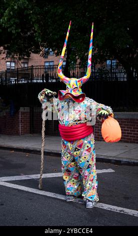 Ritratto in posa di una marchina con lunghe corna nella Parata Dominicana a Jackson Heights. Si romperà la corda come una frusta. Foto Stock