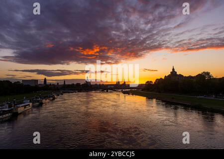 Dresda silhouette am Abend die historische Altstadt von Dresden bei Sonnenuntergang mit Elbdampfern. Dresda Sachsen Deutschland *** Dresda sagoma serale della storica città vecchia di Dresda al tramonto con i piroscafi dell'Elba Dresda Sassonia Germania Foto Stock