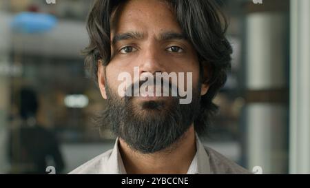 Ritratto aziendale maschile primo piano concentrato fiducioso serio barbuto indiano arabo uomo modello uomo d'affari Guy imprenditore impiegato manager ufficio Foto Stock