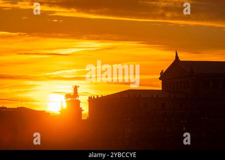 Dresda silhouette am Abend die historische Altstadt von Dresden amit der Quadriga auf der Semperoper. Dresden Sachsen Deutschland *** Dresda sagoma serale del centro storico di Dresda con la Quadriga sul Semperoper Dresda Sassonia Germania Foto Stock