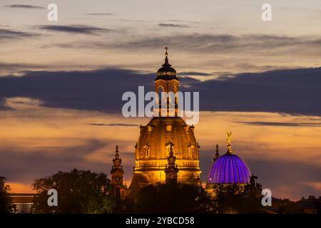 Dresda silhouette am Abend die historische Altstadt von Dresden mit der Frauenkirche und der Kuppel mit der fama. Dresden Sachsen Deutschland *** Dresda sagoma serale della storica città vecchia di Dresda con la Frauenkirche e la cupola con la fama Dresden Sassonia Germania Foto Stock