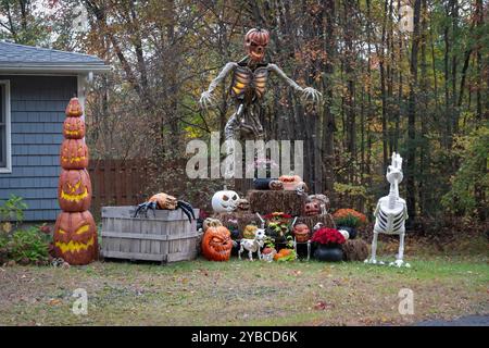 Una casa decorata per Halloween in un sobborgo di New Paltz, Ulster County, New York, con tantissime cose spaventose! Foto Stock