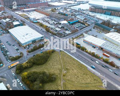 Vista aerea del paesaggio urbano di liverpool, inghilterra, che mostra il traffico sulle strade che circondano lo spazio verde Foto Stock