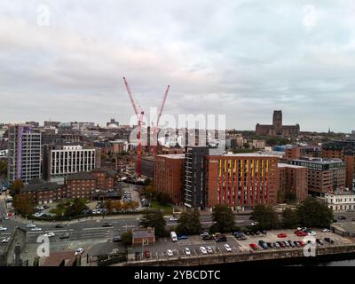 Paesaggio urbano di liverpool con gru da costruzione, edifici moderni e l'iconica cattedrale anglicana sullo sfondo Foto Stock