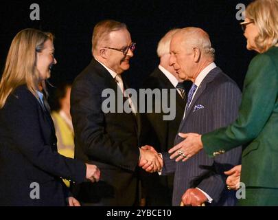 Re Carlo III e la regina Camilla sono accolti dal primo ministro dell'Australia, Anthony Albanese (seconda sinistra) e dal suo partner, Jodie Haydon (sinistra), mentre arrivano a Sydney per iniziare il loro tour in Australia e Samoa. Data foto: Venerdì 18 ottobre 2024. Foto Stock