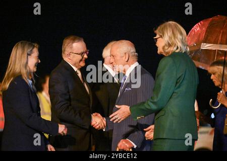 Re Carlo III e la regina Camilla sono accolti dal primo ministro dell'Australia, Anthony Albanese (seconda sinistra) e dal suo partner, Jodie Haydon (sinistra), mentre arrivano a Sydney per iniziare il loro tour in Australia e Samoa. Data foto: Venerdì 18 ottobre 2024. Foto Stock