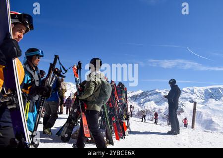 Meribel, Francia - 13 marzo 2024: Cima delle stazioni sciistiche Meribel e Courchevel, tre valli. Sciatori e snowboarder sulla cima del monte Saulire. Foto Stock