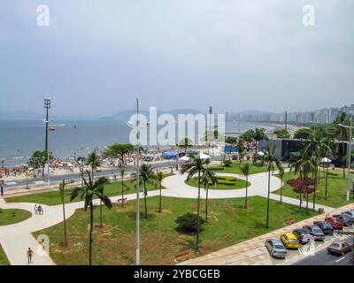 Santos, Brasile. Vista aerea di Piazza del consiglio Luiz la Scala, l'edificio dell'acquario, i giardini sul lungomare e la spiaggia affollata Foto Stock