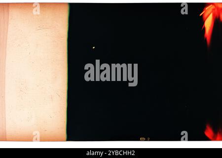 Pellicola negativa da 120 mm di colore grungy isolata su sfondo bianco. Pellicola di formato medio su sfondo bianco, segnaposto per foto retrò. Foto Stock