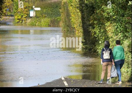 Knightwick, Worcestershire 18 ottobre 2024. Il piccolo borgo di Knightwick è stato completamente tagliato fuori dopo che il fiume tema ha fatto scoppiare le sue rive il giovedì sera tardi. Le alte acque alluvionali stanno lambendo alla porta del pub Talbot. Altre proprietà sono innalzate più in alto della linea d'acqua, tuttavia i residenti non sono in grado di andarsene a causa dell'acqua profonda 3 piedi. Crediti: BNM/Alamy Live News Foto Stock