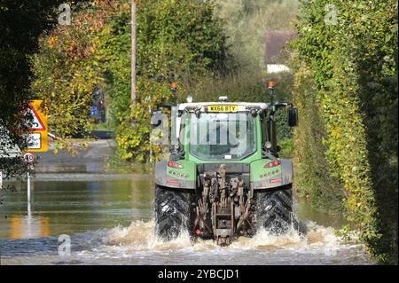 Knightwick, Worcestershire 18 ottobre 2024. Il piccolo borgo di Knightwick è stato completamente tagliato fuori dopo che il fiume tema ha fatto scoppiare le sue rive il giovedì sera tardi. Le alte acque alluvionali stanno lambendo alla porta del pub Talbot. Altre proprietà sono innalzate più in alto della linea d'acqua, tuttavia i residenti non sono in grado di andarsene a causa dell'acqua profonda 3 piedi. Crediti: BNM/Alamy Live News Foto Stock