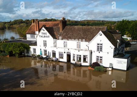 Knightwick, Worcestershire 18 ottobre 2024. Il piccolo borgo di Knightwick è stato completamente tagliato fuori dopo che il fiume tema ha fatto scoppiare le sue rive il giovedì sera tardi. Le alte acque alluvionali stanno lambendo alla porta del pub Talbot. Altre proprietà sono innalzate più in alto della linea d'acqua, tuttavia i residenti non sono in grado di andarsene a causa dell'acqua profonda 3 piedi. Crediti: BNM/Alamy Live News Foto Stock