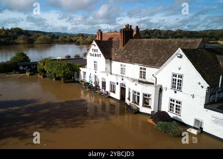 Knightwick, Worcestershire 18 ottobre 2024. Il piccolo borgo di Knightwick è stato completamente tagliato fuori dopo che il fiume tema ha fatto scoppiare le sue rive il giovedì sera tardi. Le alte acque alluvionali stanno lambendo alla porta del pub Talbot. Altre proprietà sono innalzate più in alto della linea d'acqua, tuttavia i residenti non sono in grado di andarsene a causa dell'acqua profonda 3 piedi. Crediti: BNM/Alamy Live News Foto Stock