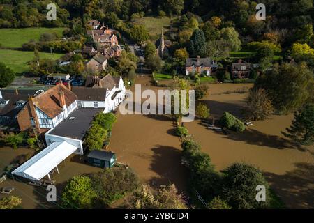 Knightwick, Worcestershire 18 ottobre 2024. Il piccolo borgo di Knightwick è stato completamente tagliato fuori dopo che il fiume tema ha fatto scoppiare le sue rive il giovedì sera tardi. Le alte acque alluvionali stanno lambendo alla porta del pub Talbot. Altre proprietà sono innalzate più in alto della linea d'acqua, tuttavia i residenti non sono in grado di andarsene a causa dell'acqua profonda 3 piedi. Crediti: BNM/Alamy Live News Foto Stock