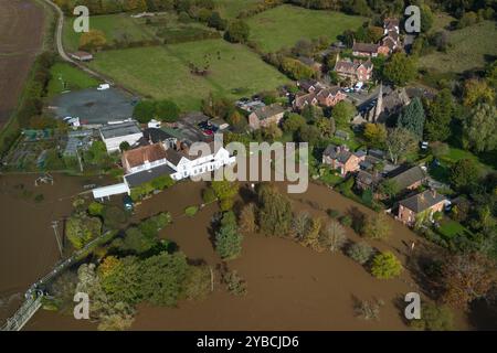 Knightwick, Worcestershire 18 ottobre 2024. Il piccolo borgo di Knightwick è stato completamente tagliato fuori dopo che il fiume tema ha fatto scoppiare le sue rive il giovedì sera tardi. Le alte acque alluvionali stanno lambendo alla porta del pub Talbot. Altre proprietà sono innalzate più in alto della linea d'acqua, tuttavia i residenti non sono in grado di andarsene a causa dell'acqua profonda 3 piedi. Crediti: BNM/Alamy Live News Foto Stock