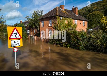 Knightwick, Worcestershire 18 ottobre 2024. Il piccolo borgo di Knightwick è stato completamente tagliato fuori dopo che il fiume tema ha fatto scoppiare le sue rive il giovedì sera tardi. Le alte acque alluvionali stanno lambendo alla porta del pub Talbot. Altre proprietà sono innalzate più in alto della linea d'acqua, tuttavia i residenti non sono in grado di andarsene a causa dell'acqua profonda 3 piedi. Crediti: BNM/Alamy Live News Foto Stock