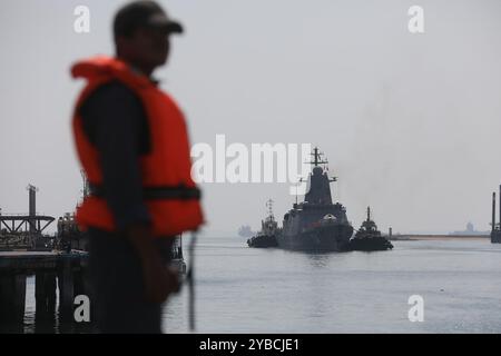 Bandar Abbas, Hormozgan, Iran. 18 ottobre 2024. Il corpo delle guardie rivoluzionarie islamiche (IRGC) e le forze navali dell'esercito iraniano hanno accolto con favore le flottiglie della Russia e del Sultanato dell'Oman al loro arrivo nelle acque territoriali iraniane. Osservatori di diversi paesi, tra cui India e Arabia Saudita, sono arrivati anche a Bandar Abbas. L'esercizio, parte del Simposio navale dell'Oceano Indiano (IIONS), mira a migliorare la sicurezza collettiva e la cooperazione marittima tra le nazioni partecipanti. (Immagine di credito: © Ufficio dell'Esercito iraniano tramite ZUMA Press Wire) SOLO USO EDITORIALE! Non per USO commerciale! Foto Stock