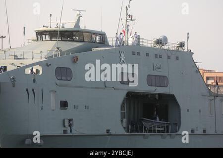 Bandar Abbas, Hormozgan, Iran. 18 ottobre 2024. Il corpo delle guardie rivoluzionarie islamiche (IRGC) e le forze navali dell'esercito iraniano hanno accolto con favore le flottiglie della Russia e del Sultanato dell'Oman al loro arrivo nelle acque territoriali iraniane. Osservatori di diversi paesi, tra cui India e Arabia Saudita, sono arrivati anche a Bandar Abbas. L'esercizio, parte del Simposio navale dell'Oceano Indiano (IIONS), mira a migliorare la sicurezza collettiva e la cooperazione marittima tra le nazioni partecipanti. (Immagine di credito: © Ufficio dell'Esercito iraniano tramite ZUMA Press Wire) SOLO USO EDITORIALE! Non per USO commerciale! Foto Stock