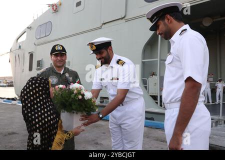 Bandar Abbas, Hormozgan, Iran. 18 ottobre 2024. Il corpo delle guardie rivoluzionarie islamiche (IRGC) e le forze navali dell'esercito iraniano hanno accolto con favore le flottiglie della Russia e del Sultanato dell'Oman al loro arrivo nelle acque territoriali iraniane. Osservatori di diversi paesi, tra cui India e Arabia Saudita, sono arrivati anche a Bandar Abbas. L'esercizio, parte del Simposio navale dell'Oceano Indiano (IIONS), mira a migliorare la sicurezza collettiva e la cooperazione marittima tra le nazioni partecipanti. (Immagine di credito: © Ufficio dell'Esercito iraniano tramite ZUMA Press Wire) SOLO USO EDITORIALE! Non per USO commerciale! Foto Stock