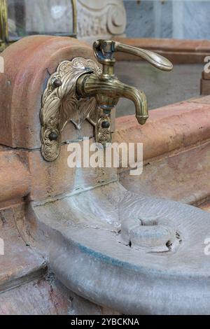 Rubinetto dell'acqua nei bagni termali di sorgente naturale nella città termale di Vichy iun Auvergnes in Francia Foto Stock