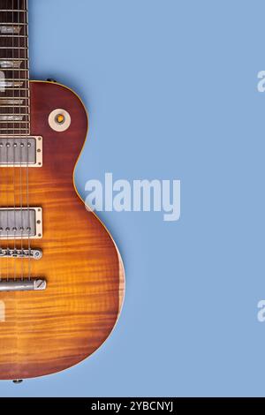 Chitarra elettrica generica vintage isolata su Blue e Copy Space Right Foto Stock