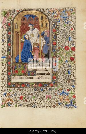 La presentazione nel Tempio; Libro delle ore, circa 1440-1450. Ulteriori informazioni: La Vergine Maria presenta il bambino Cristo al rabbino Simeone in un luogo che somiglia all'interno di una chiesa. Lo spazio presenta un soffitto a volta a costola dipinto di blu celeste con stelle e finestre rotonde del clericembalo alte sulle pareti. L'arco che incornicia l'evento è realizzato in foglia d'oro scintillante, allontanandolo dal resto dell'edificio. Richiamando l'antica architettura imperiale romana, si trasforma in una sorta di arco trionfale attorno alle figure più importanti, in particolare Cristo, che si trova al centro. Foto Stock