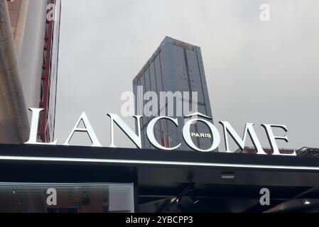 Shenzhen, Cina, 11 marzo 2024: Insegna Lancome Boutique al centro commerciale. Logo Lancome Foto Stock