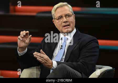 Norbert Röttgen Politiker 10/24 suo Norbert Röttgen AM 17. Oktober 2024 in Markus Lanz , ZDF TV Fernsehen Talkshow Talk Show Deutschland deutsch deutsche deutscher Mann Politik CDU Außenpolitiker politico tedesco quer halb sitzend sprechend gestikulierend *** Norbert Röttgen politico 10 24 suo Norbert Röttgen il 17 ottobre 2024 in Markus Lanz , ZDF TV talk show televisivo talk show Deutschland tedesco uomo politico tedesco CDU politico straniero politico tedesco cross seduto parlante gesticulazione mezza seduta Foto Stock