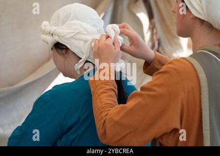 Italia, Lombardia, rievocazione storica medievale, copricapo donna legato Foto Stock