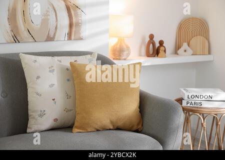Diversi cuscini morbidi sul divano grigio nel soggiorno Foto Stock