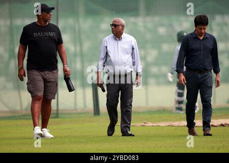 Il Bangladesh Cricket Board (BCB) ha nominato l'ex battitore delle Indie occidentali Phil Simmons (L) capo allenatore della squadra nazionale maschile di cricket Who arri Foto Stock