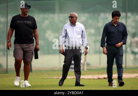 Il Bangladesh Cricket Board (BCB) ha nominato l'ex battitore delle Indie occidentali Phil Simmons (L) capo allenatore della squadra nazionale maschile di cricket Who arri Foto Stock