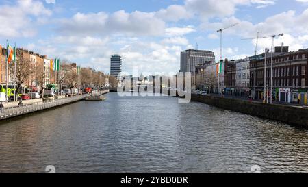 DUBLINO, IRLANDA - 26 MARZO 2023: Veduta del fiume Liffey e del ponte Halfpenny, Dublino, Irlanda Foto Stock