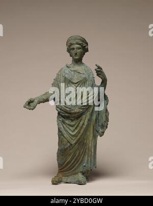 Statuetta di una dea, probabilmente Cerere o Giunone, d.C. 50-75. Ulteriori informazioni: Indossando una tunica e un mantello pesante, questa figura femminile è identificata come una dea dalla forma del suo diadema. La posa e l'abito della figura attingono pesantemente alla tradizione classica greca. Ora le mancano gli attributi che teneva, che l'avrebbero identificata, ma la posizione delle sue mani suggerisce che potrebbe aver tenuto una patera, o offrire un piatto, e uno scettro o bastone. I confronti con le monete romane hanno portato alla conclusione che è molto probabile che Cerere, dea della fertilità, o Giunone, la dea del matrimonio. Il bac Foto Stock