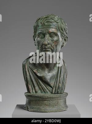 Ritratto busto di Menander, 25 a.C.-d.C. 50. Informazioni aggiuntive: Un'iscrizione greca sulla base di questo busto identifica la figura come Menandro (circa 342-291 a.C.). Il ritratto, che raffigura un uomo dalla faccia magra e rasato con alte zigomi e un'alta fronte rettangolare, è uno degli oltre sessanta ritratti romani sopravvissuti del drammaturgo ateniese. Tutti questi sembrano derivare da una fonte comune, e le caratteristiche stilistiche indicano che il modello era la testa di una statua di Menandro fatta da Kefisodoto il giovane e suo fratello Timarchos (entrambi attivi intorno al 340-290 a.C.), figli della fa Foto Stock