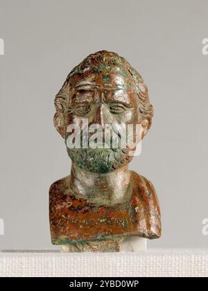 Ritratto Busto di Demostene, 50 a.C.-D.C. 100. Ulteriori informazioni: Un'iscrizione sulla parte anteriore di questo piccolo busto in bronzo identifica la figura come Demostene (circa 384-322 a.C.), uno dei più famosi oratori ateniesi. È ritratto come un uomo maturo e barbuto, con una fronte alta. Questo particolare busto di Demostene, come molti altri esempi romani, è una copia in piccola scala di una grande statua in bronzo dello scultore greco Polyeuktos che fu allestita nell'agorà ateniese nel 280 a.C. Foto Stock